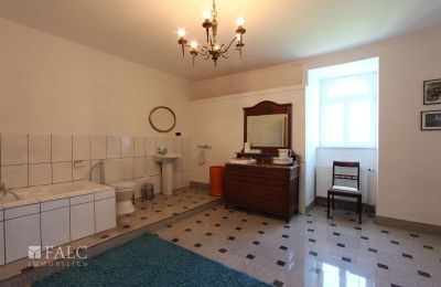 Castle for sale Fays, Wallonia, Badezimmer im 2.OG