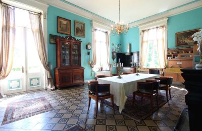 Castle for sale Fays, Wallonia, Küche mit Zugang zum Außenbereich