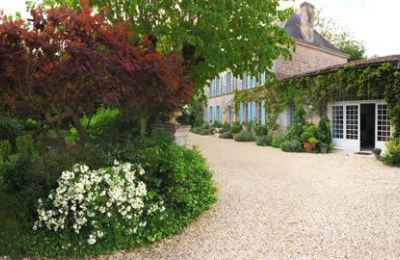 Manor House for sale Gémozac, New Aquitaine, Das Landhaus mit Vorplatz und Garten