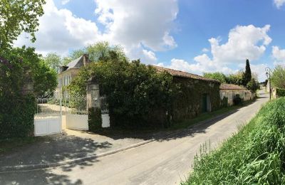 Manor House for sale Gémozac, New Aquitaine, Die Zufahrt mit Eingangstor