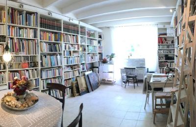 Manor House for sale Gémozac, New Aquitaine, Die Bibliothek mit Arbeitsplatz