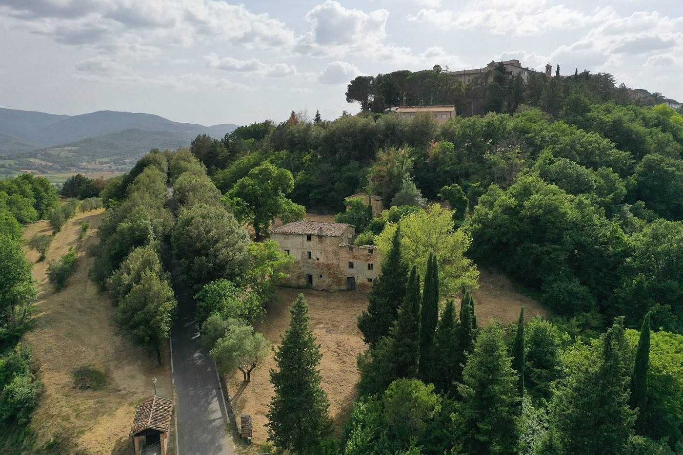 Photos La Piaggia - Stately country house in need of renovation in Umbria