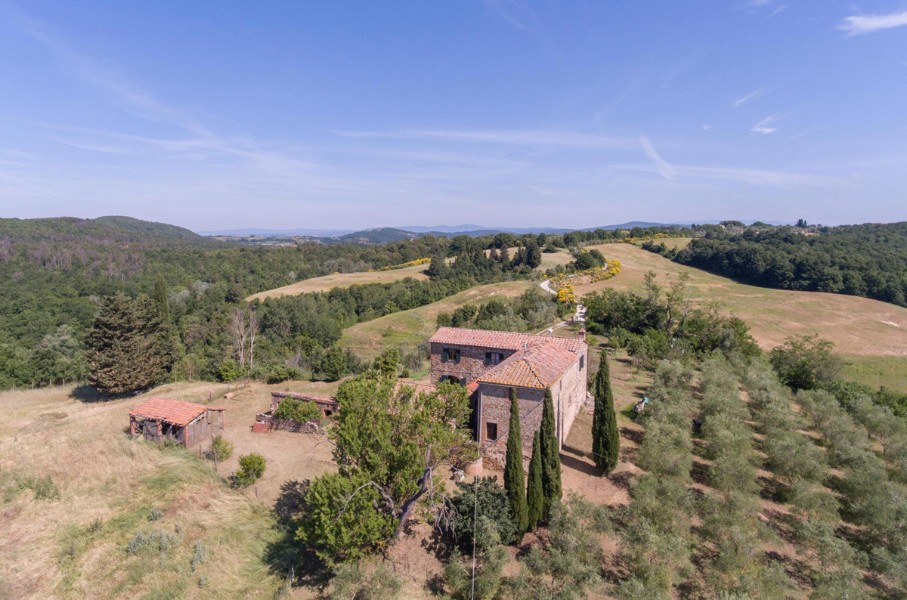 Photos Rustic farmhouse in typical Tuscan hilly landscape