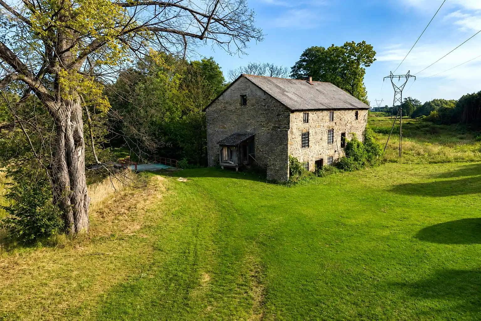 Photos Country property with outbuildings
