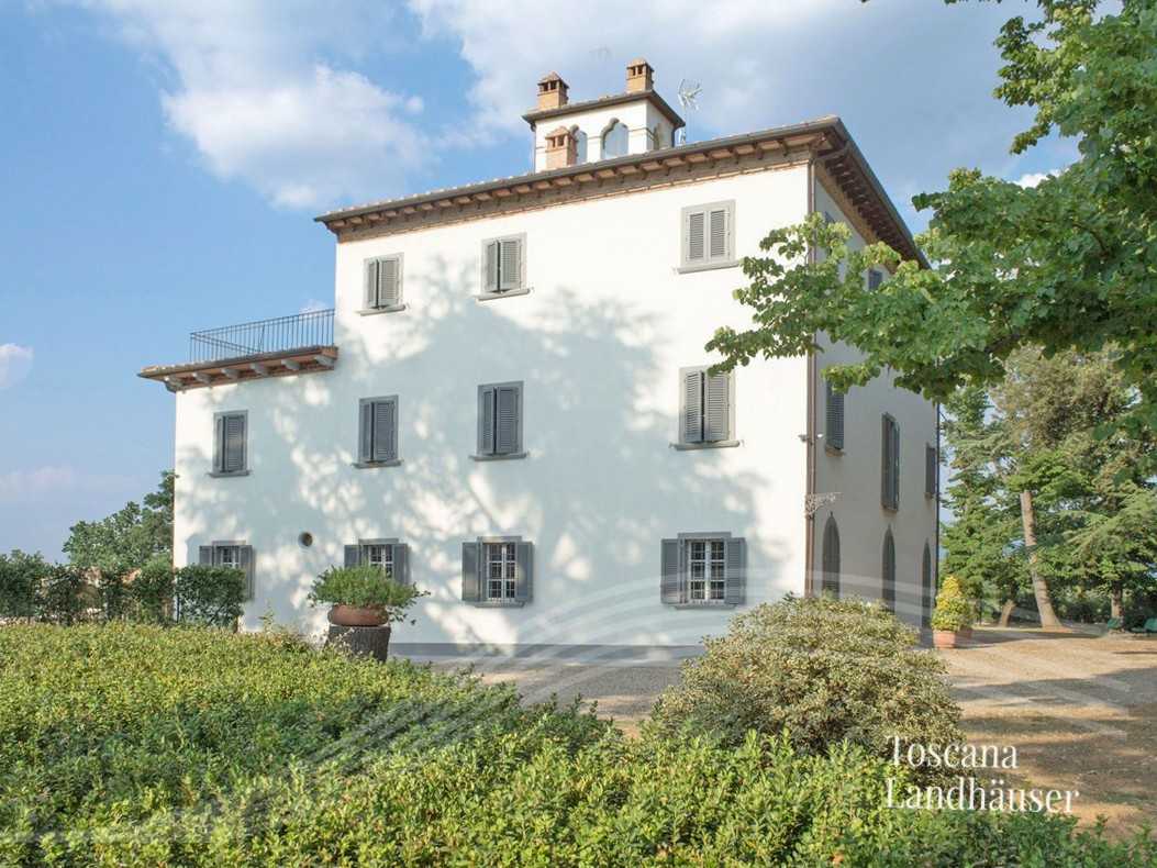 Photos Historical villa near Arezzo with vineyard and olive grove