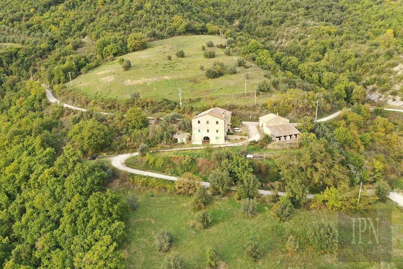 Photos Farmhouse with view of ancient castle ruins in Umbria