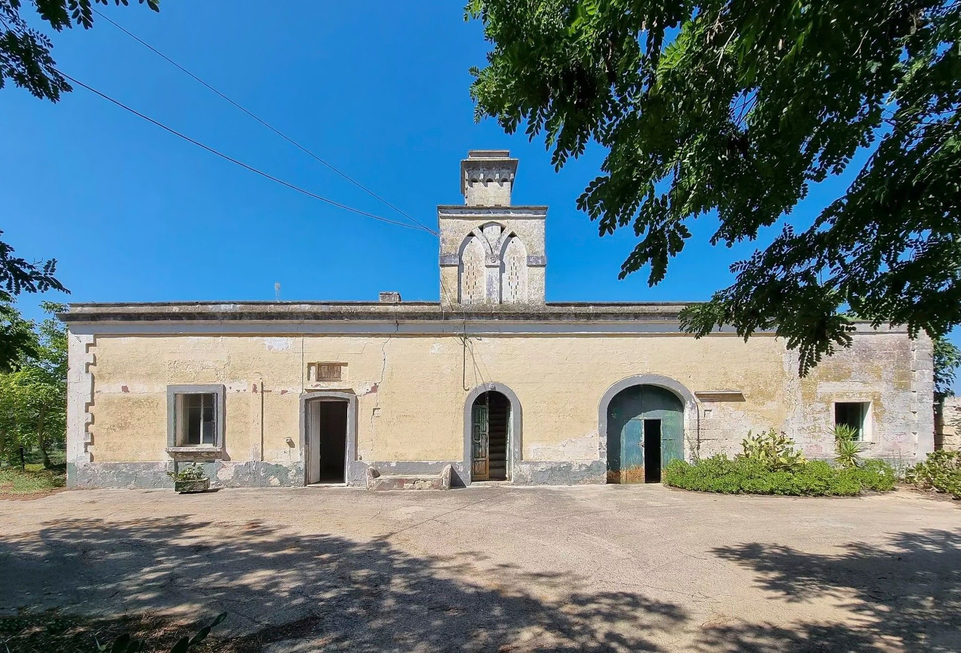 Old remarkable farmhouse with pigeon tower near Oria