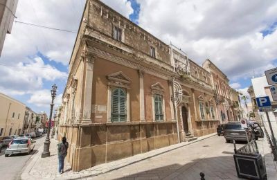 Historic Villa for sale Latiano, Apulia:  Side view