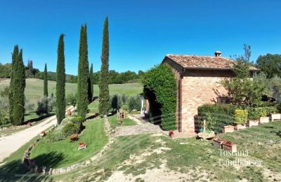Country House for sale Chianciano Terme, Tuscany:  RIF 3061 Haus und Zufahrt
