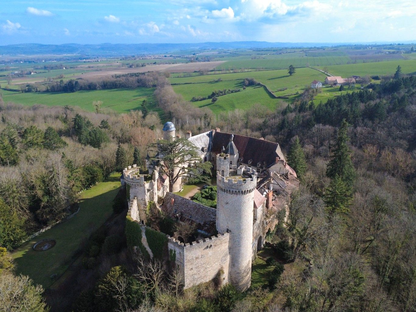 Photos Legendary fortress of Veauce in the heart of Allier