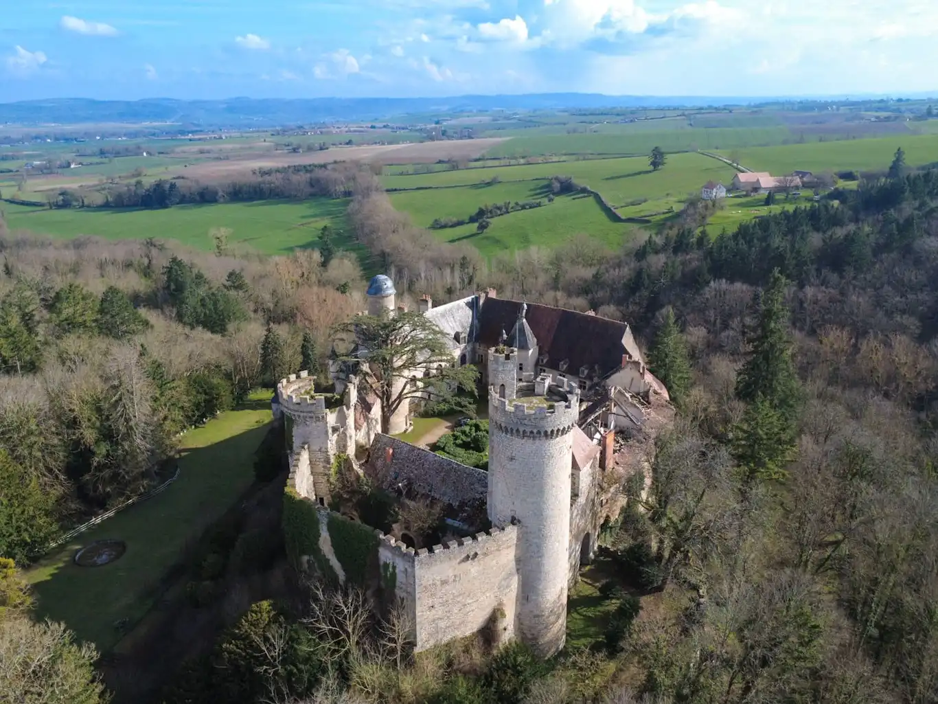 Photos Legendary fortress of Veauce in the heart of Allier