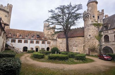 Castle for sale Veauce, Auvergne-Rhône-Alpes, Courtyard