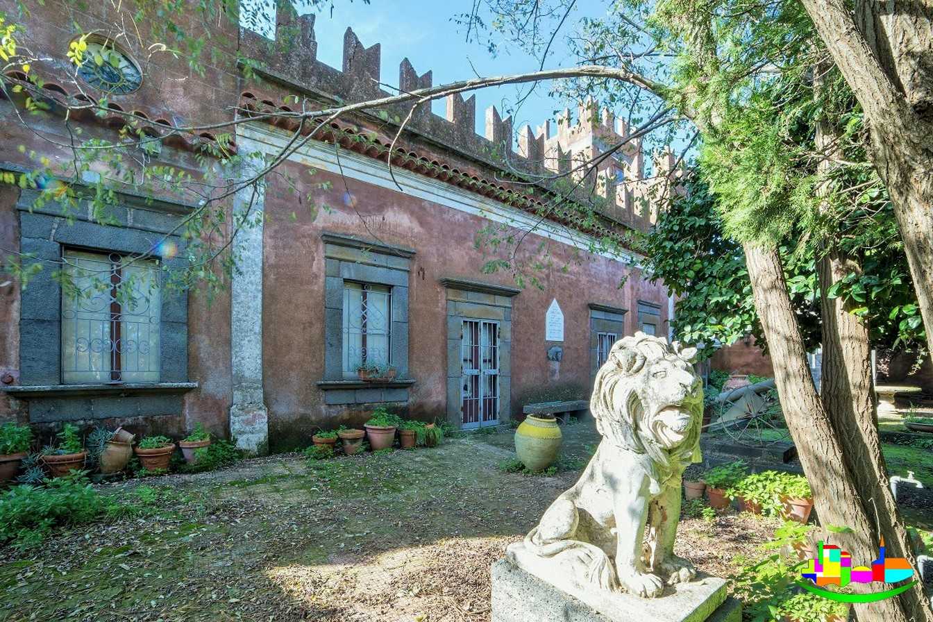 Photos Old Mansion with garden for sale in Sicily