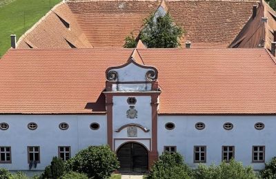 Character properties, Baroque castle in Bavaria near Brombachsee heated with district heating