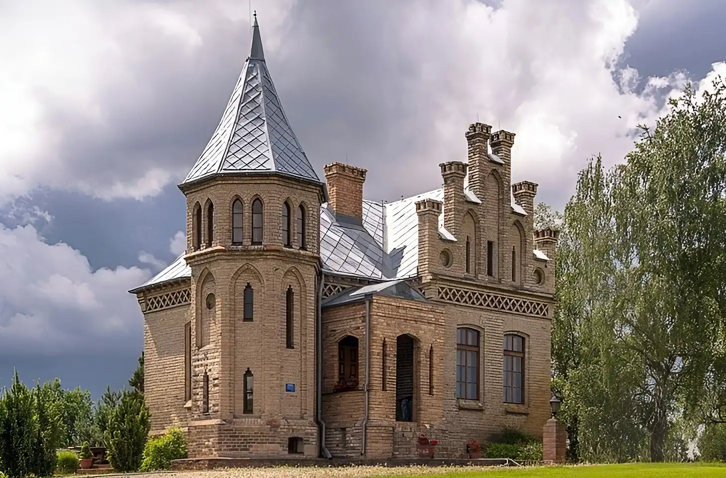 Photos Poland’s smallest “palace” – Hunting Lodge near Bydgoszcz
