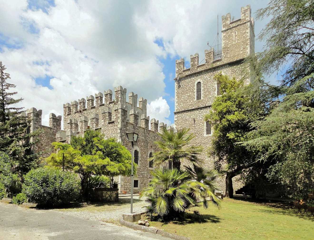 Photos Dreamy Castle in Umbria - Secluded Forest Location
