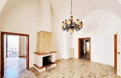 Town House for sale Oria, Piazza San Giustino de Jacobis, Apulia:  Living Room