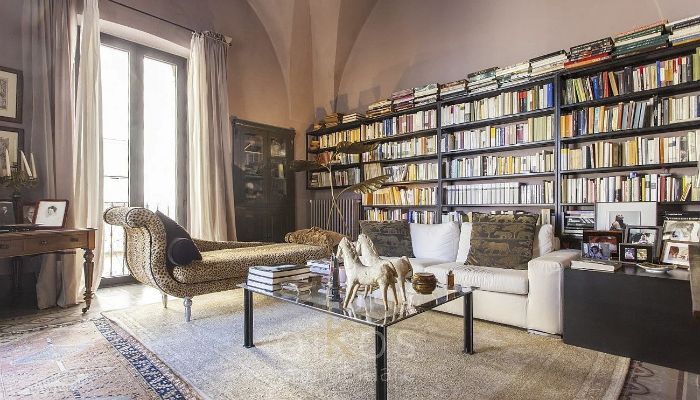 Oria: Stylish period apartment in old town house