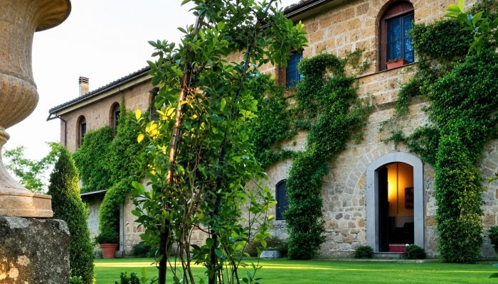 Period country estate in Lazio with garden