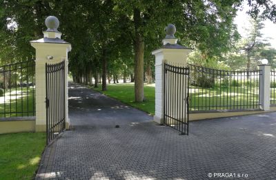 Castle for sale Hlavní město Praha, Access
