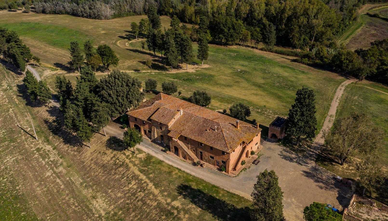 Photos Former monastery in great location with 100 hectares of land