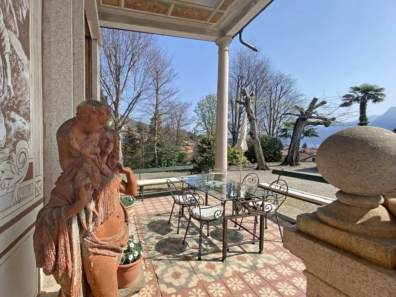 Photos Historic lake view villa in Intra