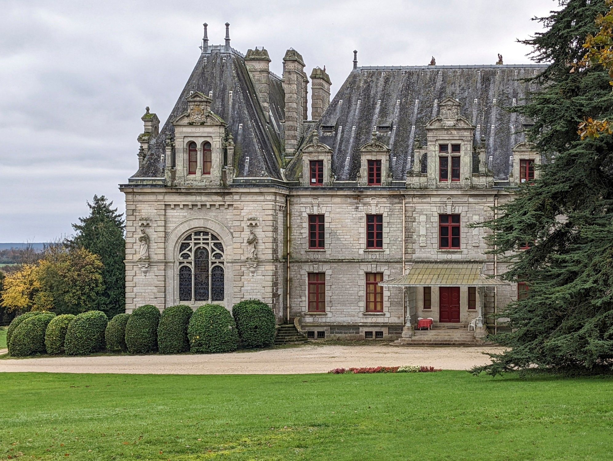 Photos Grand listed château with chapel in a romantic park in Brittany
