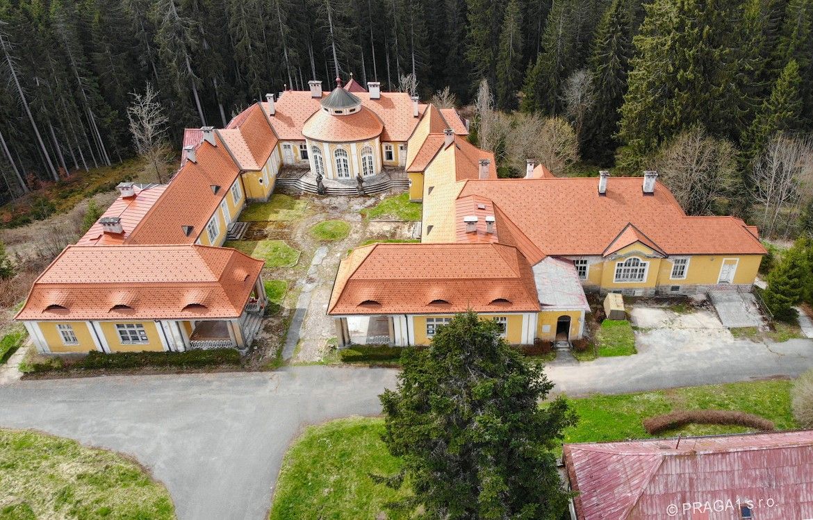 Photos Hidden Refuge: 19th-Century Neo-Rococo Hunting Lodge in Complete Seclusion