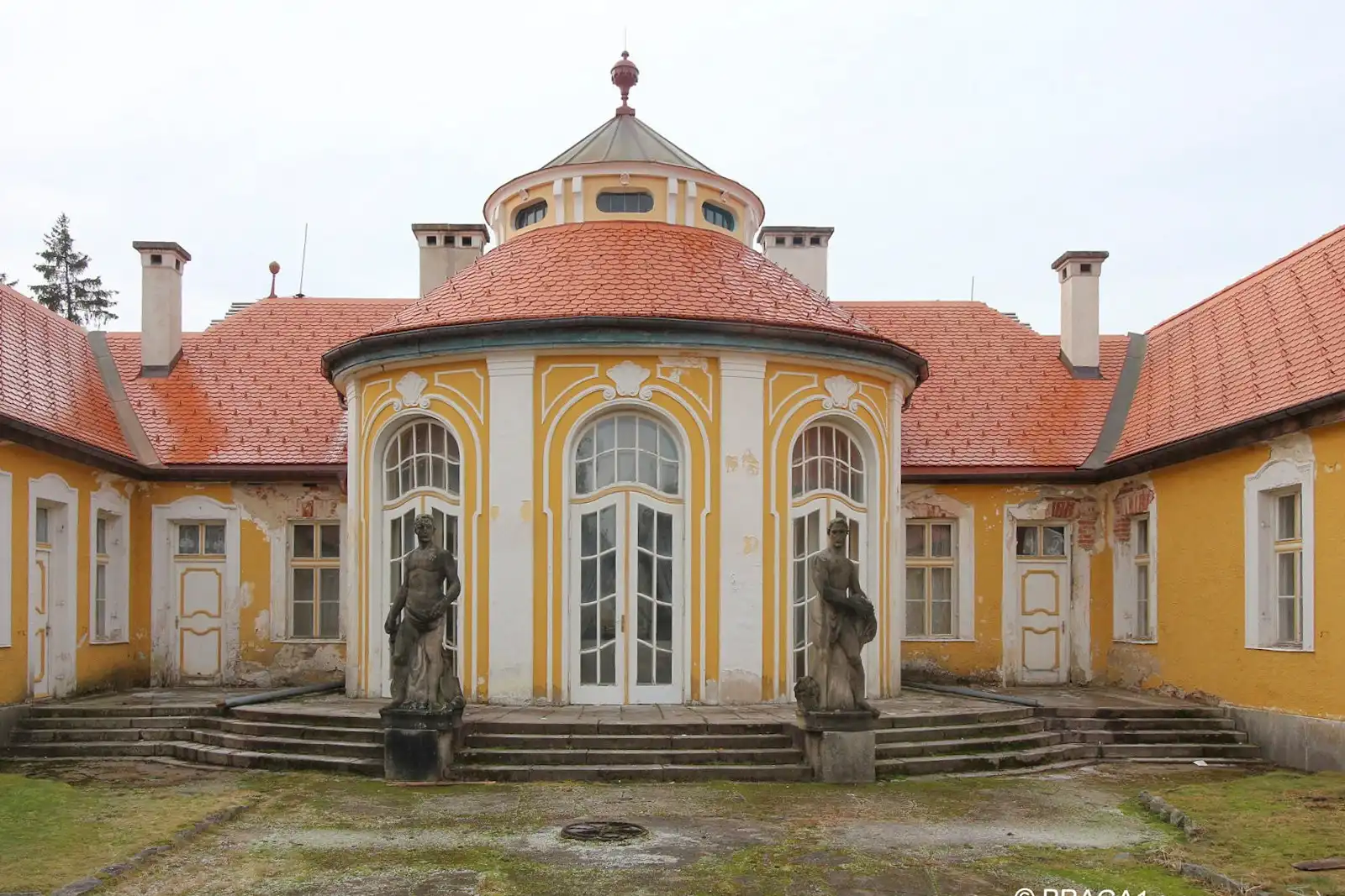 Photos 19th-century neo-rococo hunting lodge near Karlovy Vary