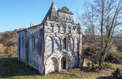 Castle for sale Saintes, New Aquitaine:  Chapel