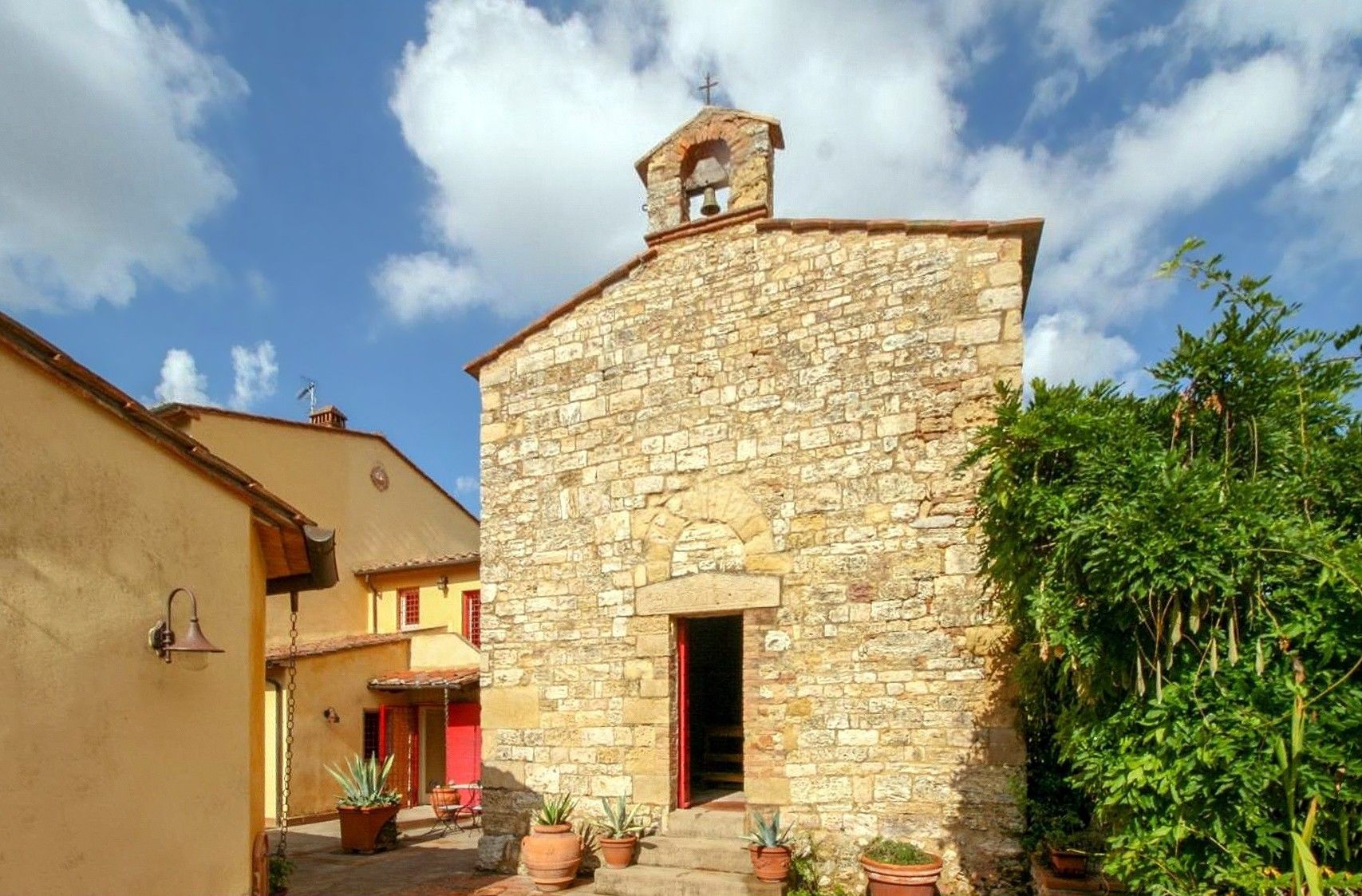 Photos Tuscan country estate with chapel in Collemontanino