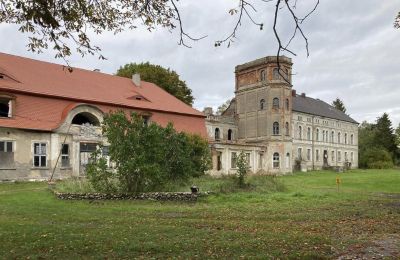 Castle for sale Cecenowo, Pałac w Cecenowie, Pomerania, Front view