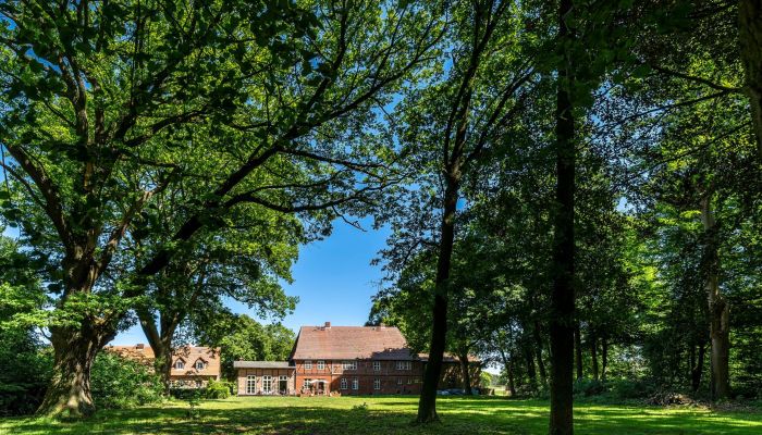 Below manor house receives funding for faithful restoration