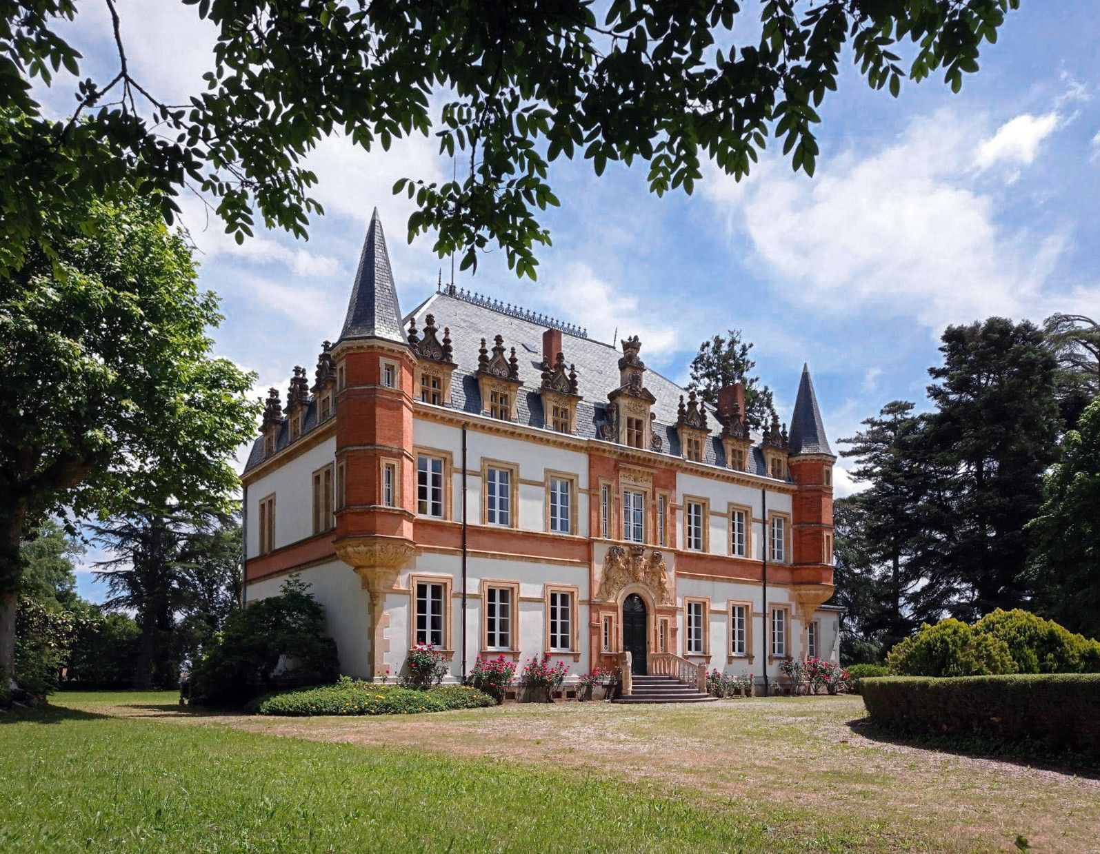 Photos French château in well condition, Region Haute-Garonne