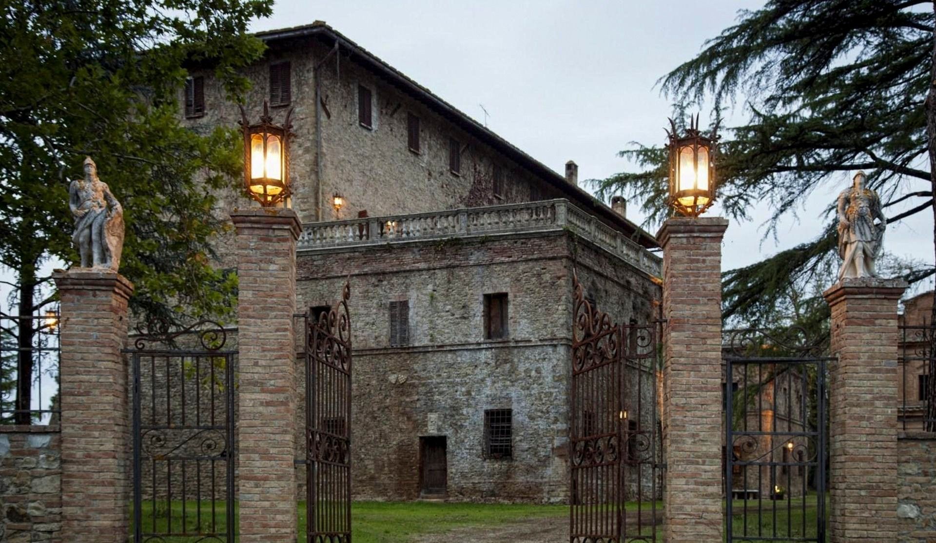 Photos Tuscan estate with castle, chapel and 18 hectares of land