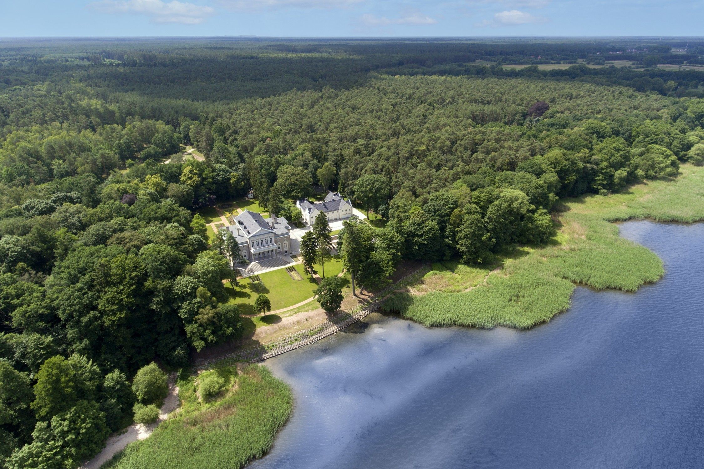 Photos Luxury Lakeside Palace Hotel in Poland