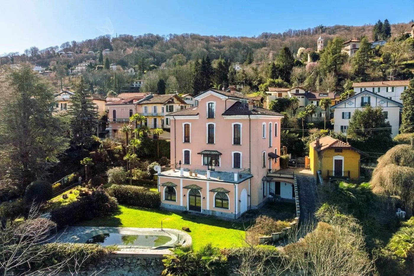 Photos Part of a historic villa with pool and lake view in Stresa Binda