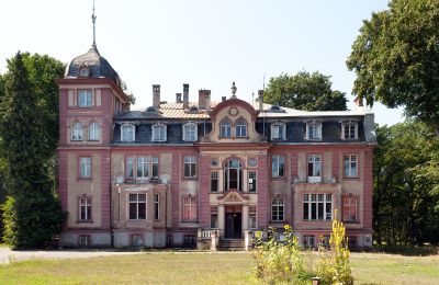 Character properties, Castle in Brzeźnica, border Poland-Germany