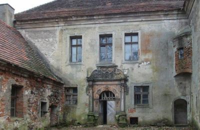 Castle for sale Osetno, Pałac w Osetnie, Lower Silesia, Courtyard