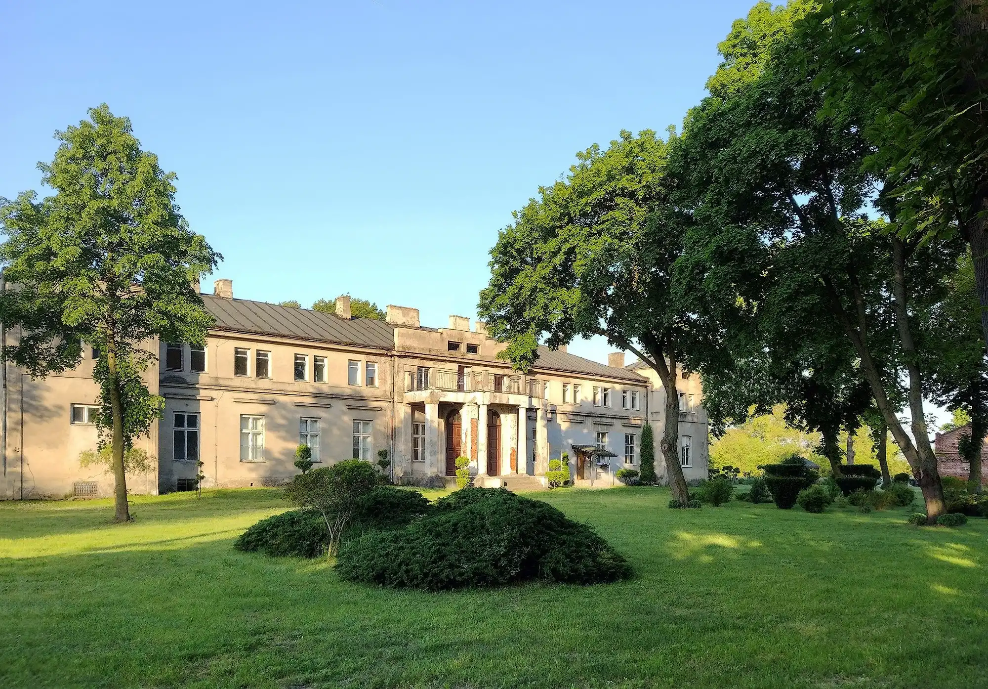 Photos Country life in Central Poland: Manor near Kutno