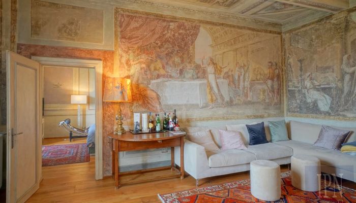 Palazzo apartment with private chapel and restored frescoes