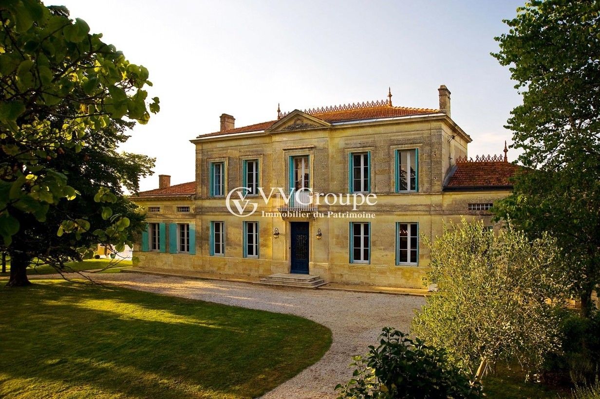 Photos 64.3 acres estate with château, vineyards and winery north of Bordeaux