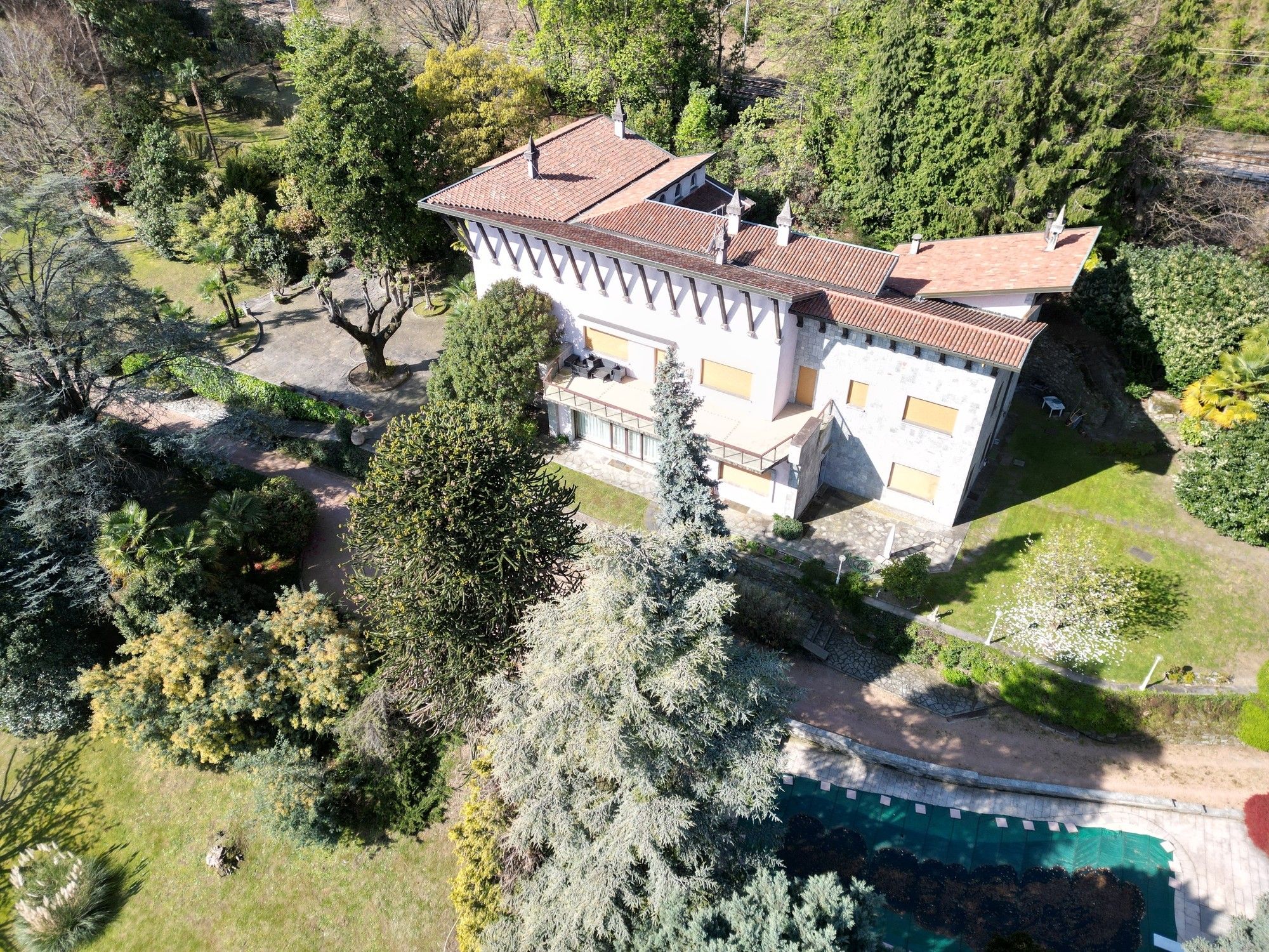 Photos Herrschaftliche historische Villa mit Dependance, Swimmingpool, Park, Bootssteg und Privatstrand in Belgirate