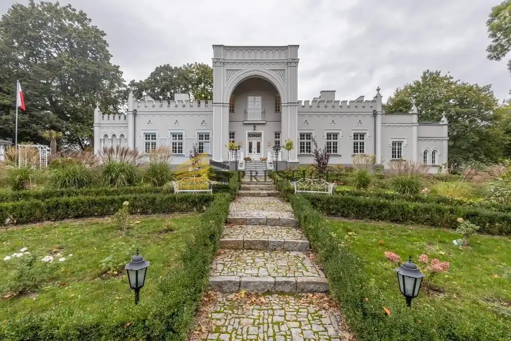 Photos Palais bei Warschau mit Weinberg und Heliport