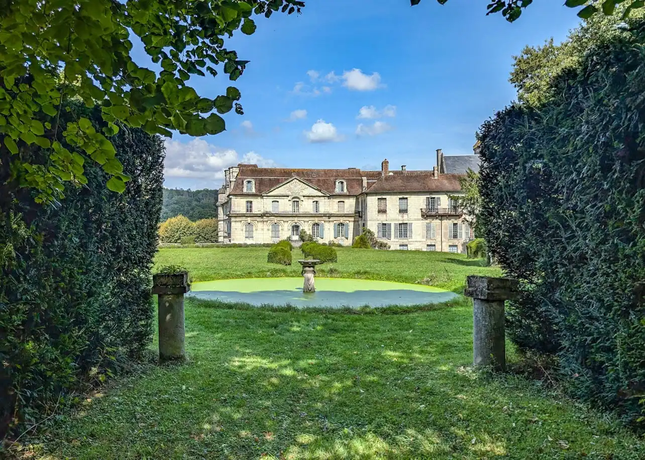 Photos Castle with lush gardens just 60 km from Paris