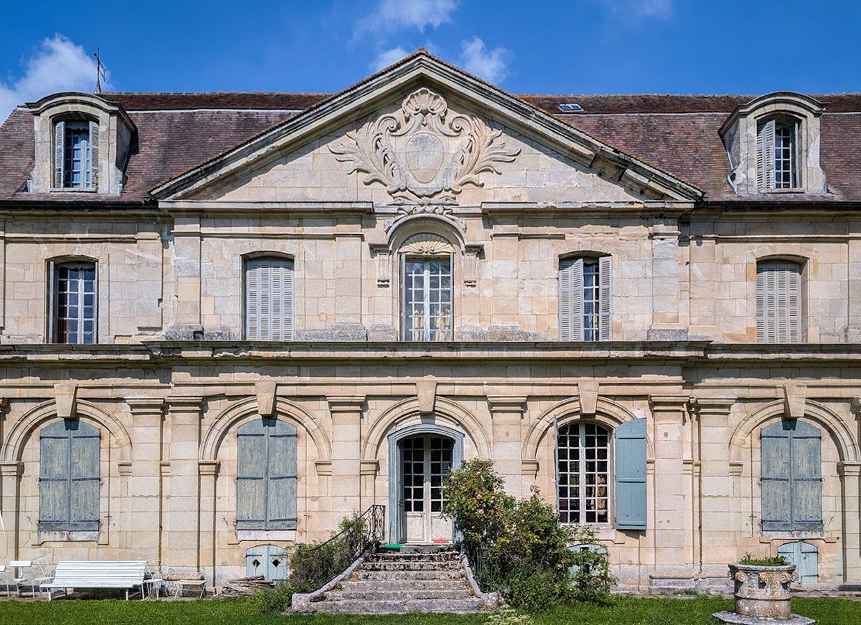 Photos Castle with lush gardens just 60 km from Paris