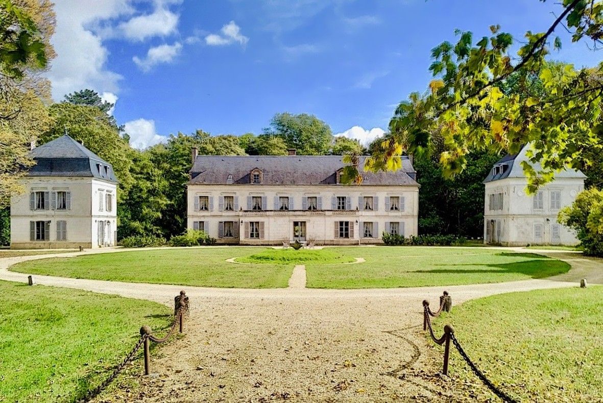 Photos Classical country estate near Auxerre