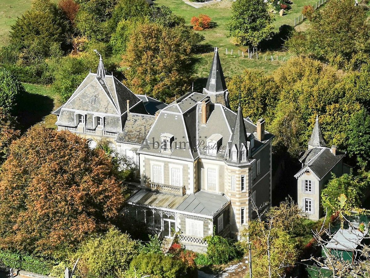 Photos French country mansion with garden and outbuildings