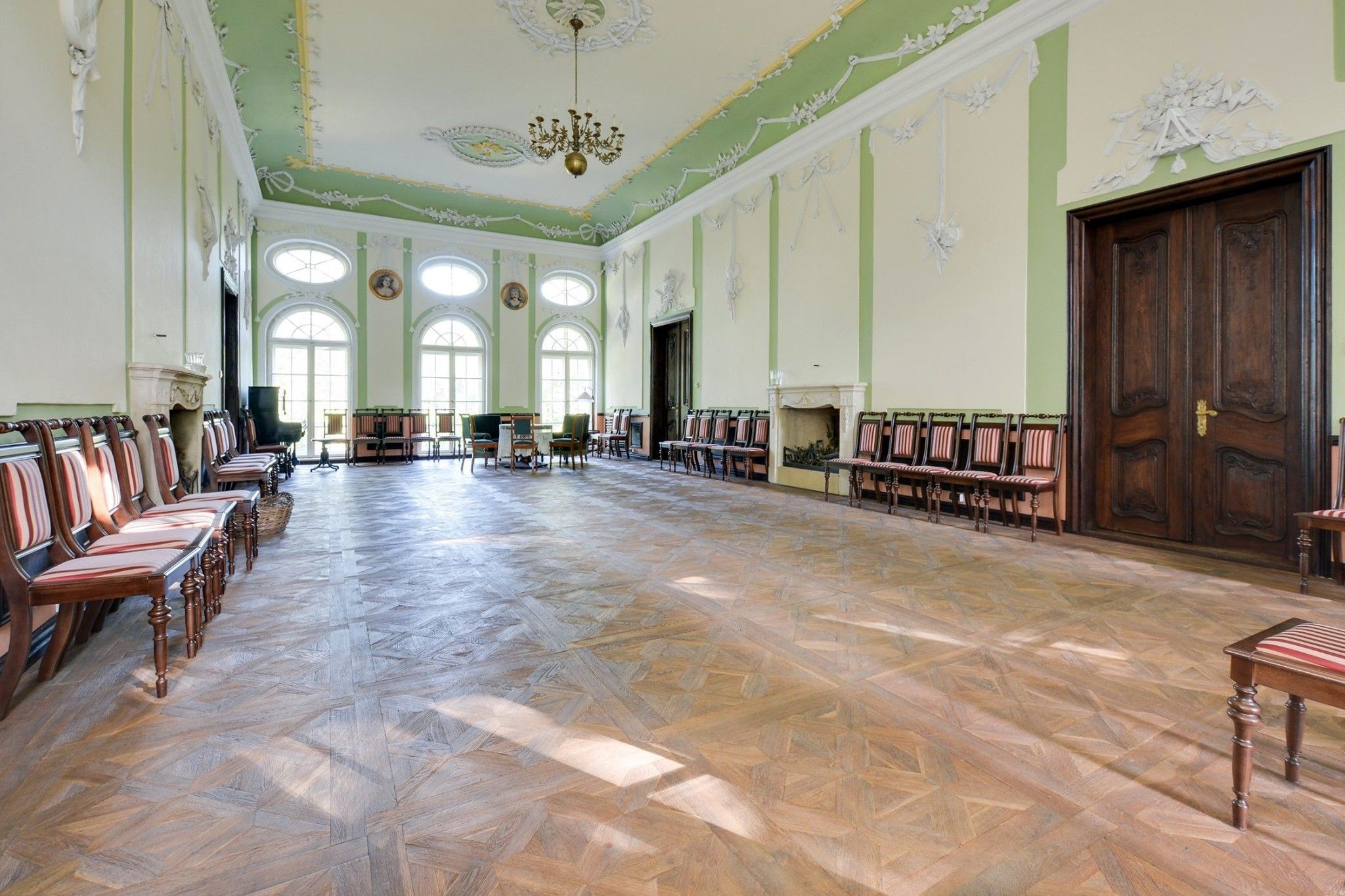 Photos Baroque country manor in Western Poland - originally preserved ballroom