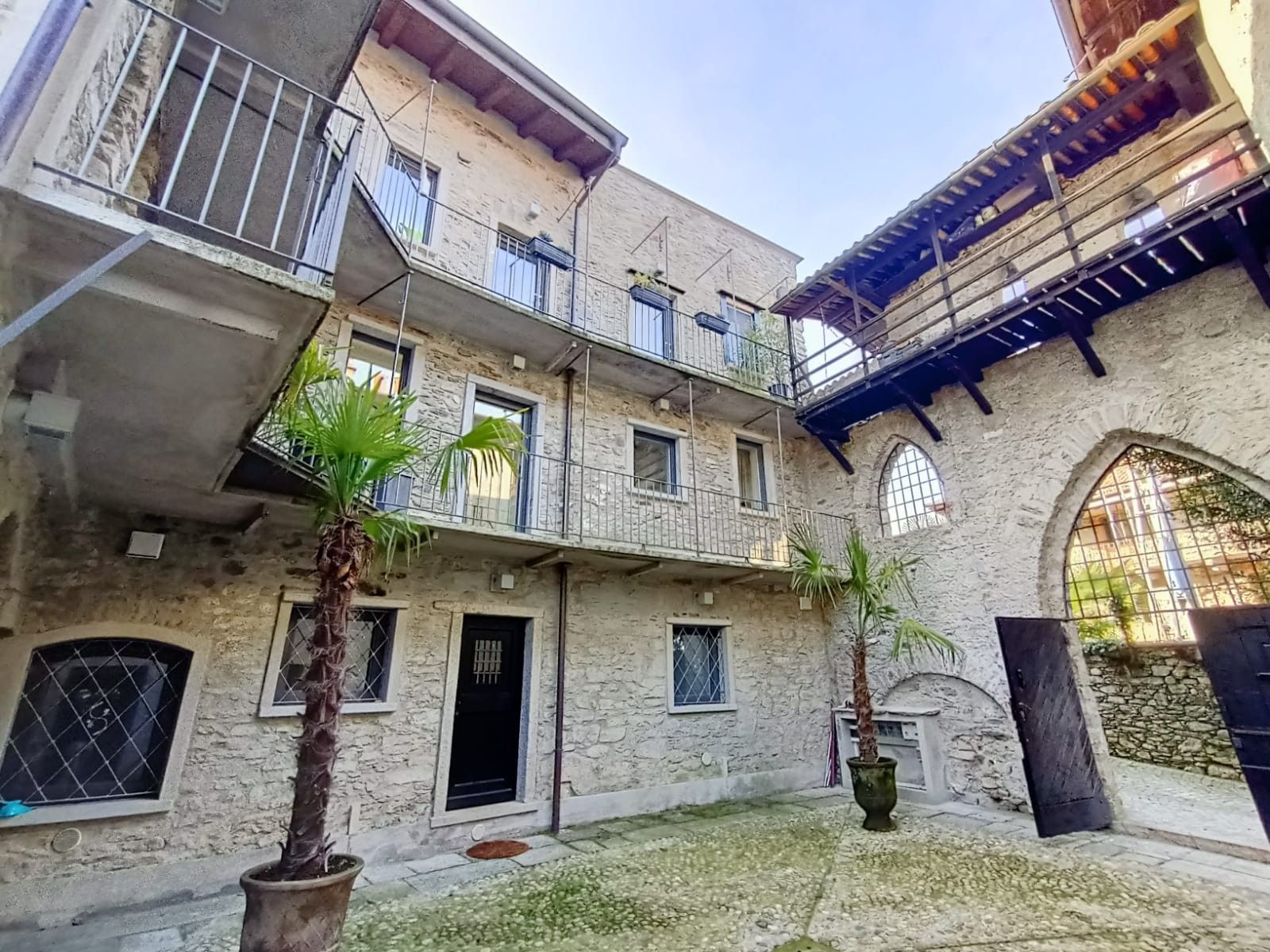 Photos Historic property in Stresa overlooking Lake Maggiore